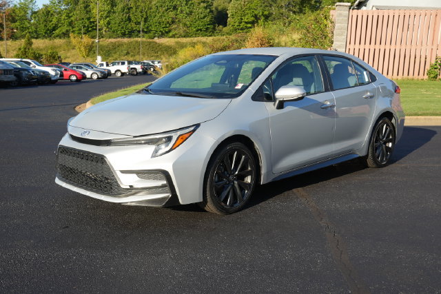 Used 2024 Toyota Corolla SE FWD image 3