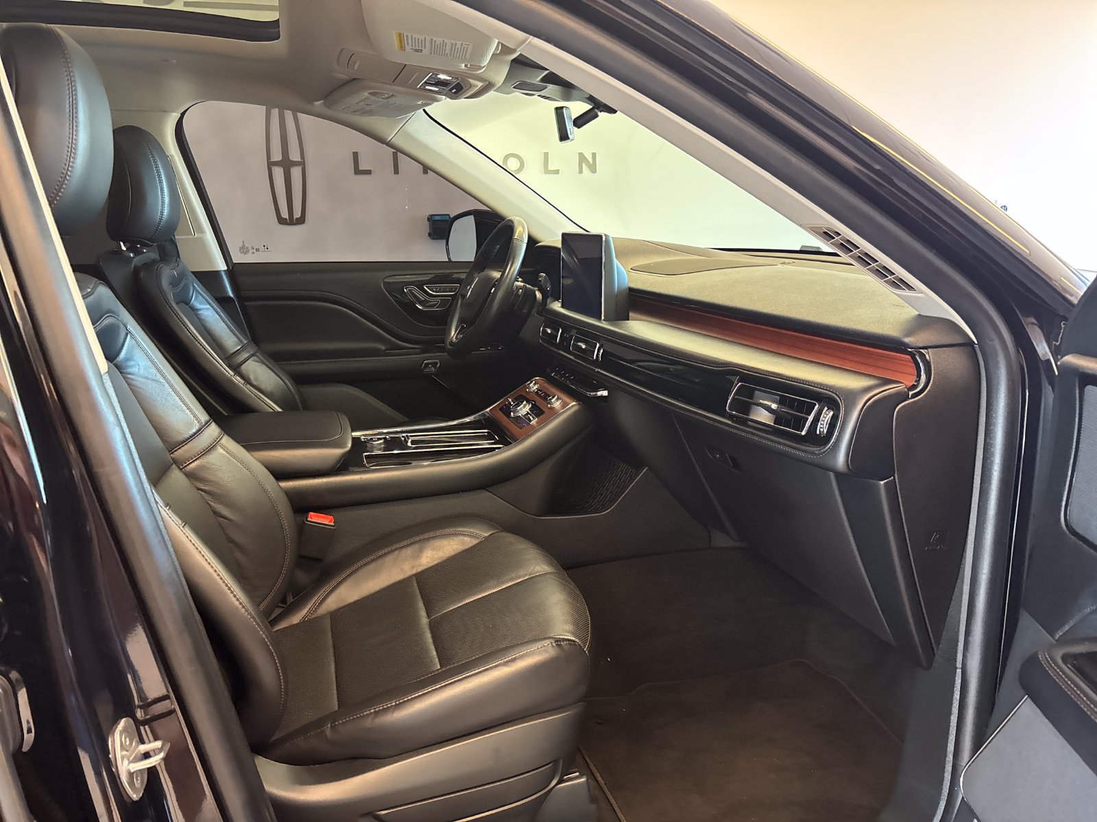 Certified 2023 Lincoln Aviator Reserve AWD/4WD image 6