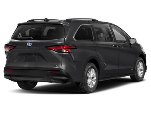 Used 2021 Toyota Sienna LE FWD image 2
