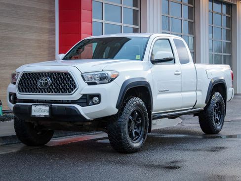 Used 2018 Toyota Tacoma TRD Off-Road w/ Technology Package image 8