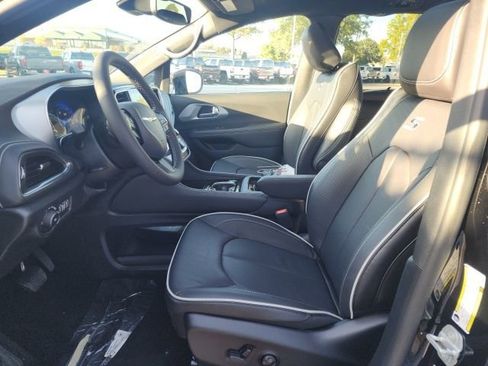 New 2026 Chrysler Pacifica Limited w/ S Appearance Package image 19
