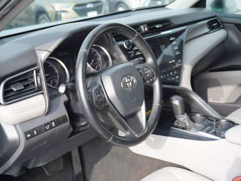 Used 2020 Toyota Camry SE w/ Sunroof Package image 20