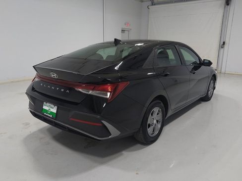 Used 2025 Hyundai Elantra SE FWD image 9