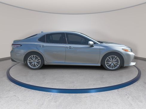 Used 2020 Toyota Camry XLE w/ Sunroof Package FWD image 4