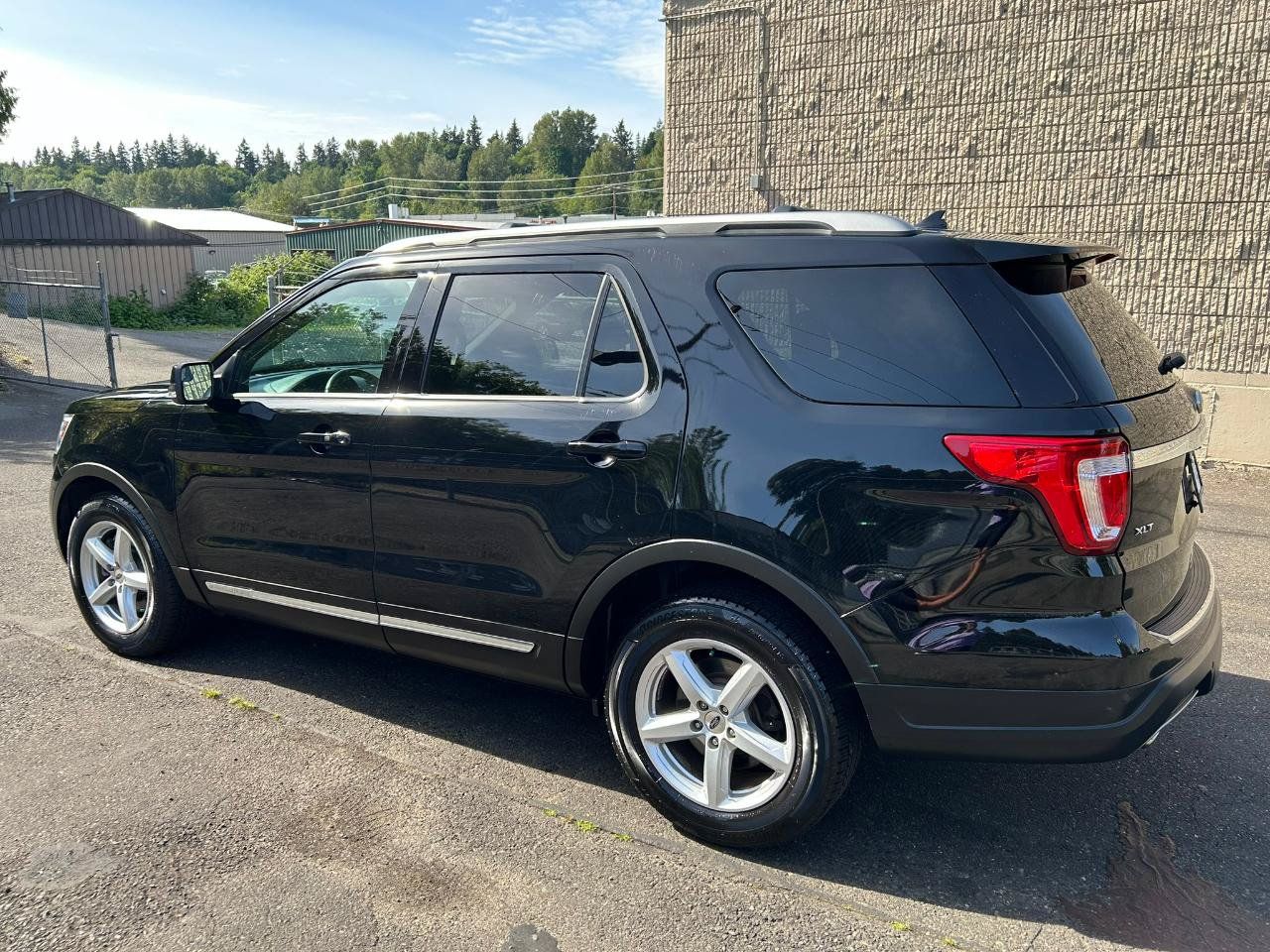 Used 2018 Ford Explorer XLT w/ Equipment Group 202A FWD image 7