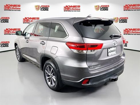 Used 2018 Toyota Highlander XLE image 2
