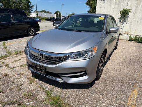 Used 2017 Honda Accord LX image 9