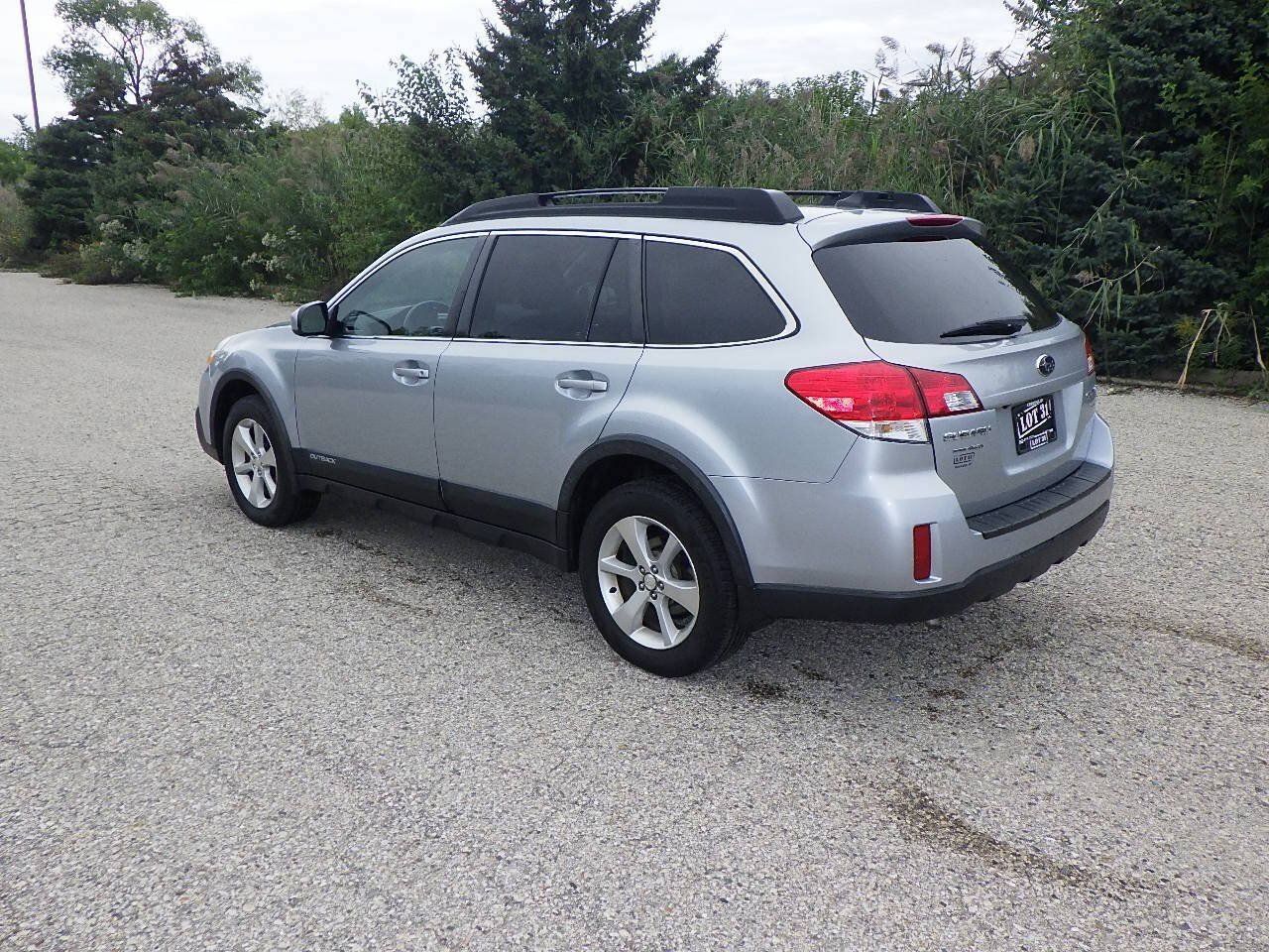 Used 2013 Subaru Outback 2.5i Limited w/ Moonroof Pkg AWD/4WD image 3