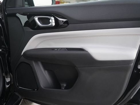 Used 2024 Jeep Compass Limited image 9