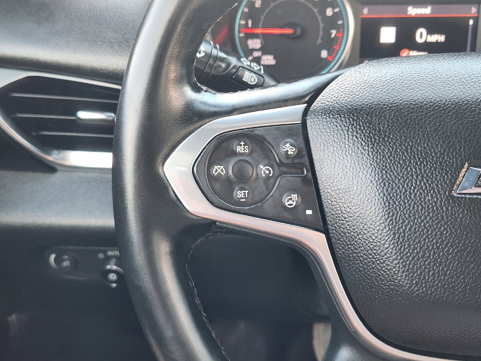 Used 2023 Chevrolet Traverse RS FWD image 32