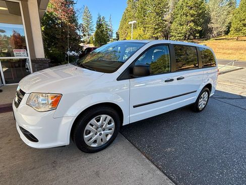 Used 2016 Dodge Grand Caravan American Value Package w/ UConnect Hands-Free Group FWD image 4