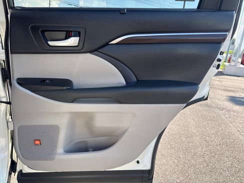 Used 2015 Toyota Highlander Limited image 18