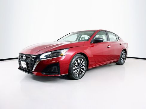 Used 2025 Nissan Altima 2.5 SV image 3