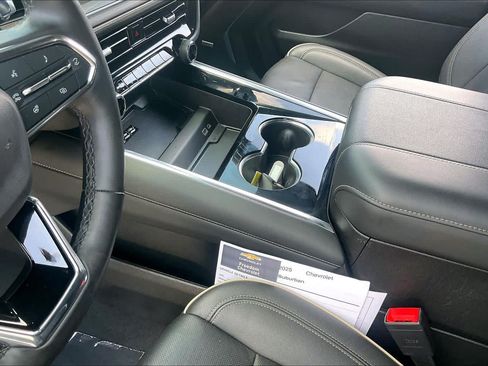 Used 2025 Chevrolet Suburban Premier RWD image 16