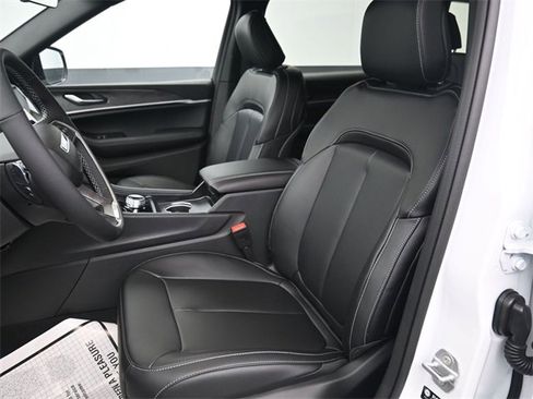 New 2025 Jeep Grand Cherokee L Limited image 9