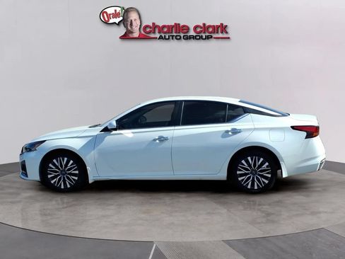 Used 2023 Nissan Altima 2.5 SV FWD image 2