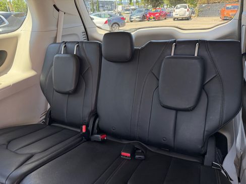 Used 2017 Chrysler Pacifica Touring-L FWD image 21