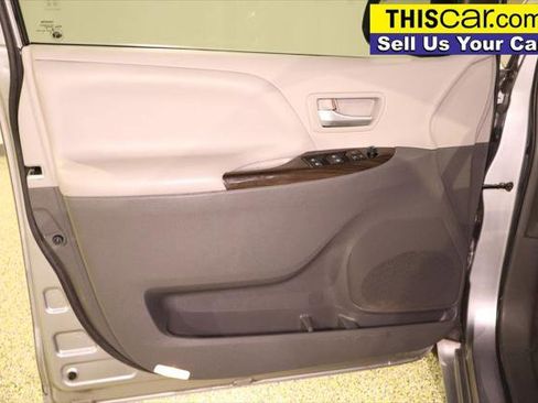Used 2017 Toyota Sienna XLE Premium FWD image 35
