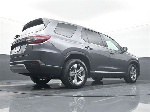 Used 2025 Honda Pilot EX-L image 11