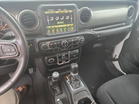 Used 2023 Jeep Gladiator Sport AWD/4WD image 9