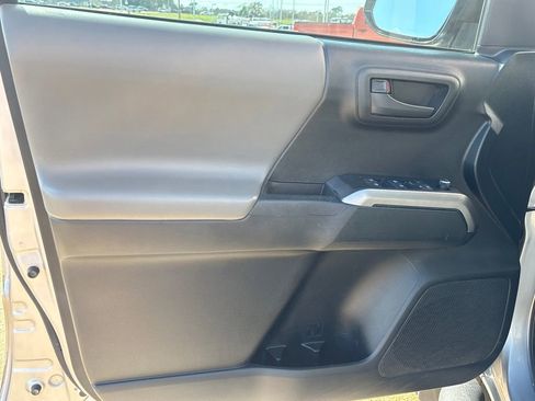 Used 2016 Toyota Tacoma SR5 w/ Towing Package image 5