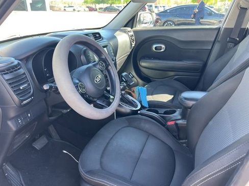 Used 2018 Kia Soul + image 10