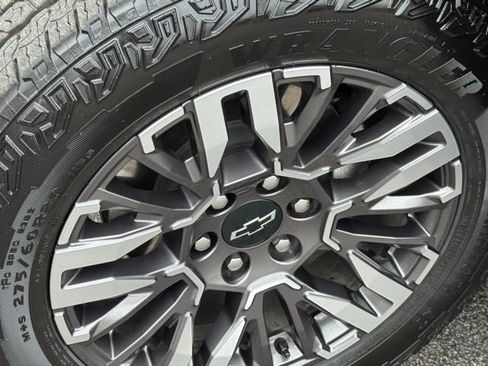 Used 2025 Chevrolet Suburban Z71 image 11