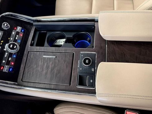 Used 2024 Lincoln Navigator Premiere image 12