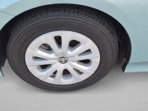 Used 2022 Toyota Prius LE FWD image 4