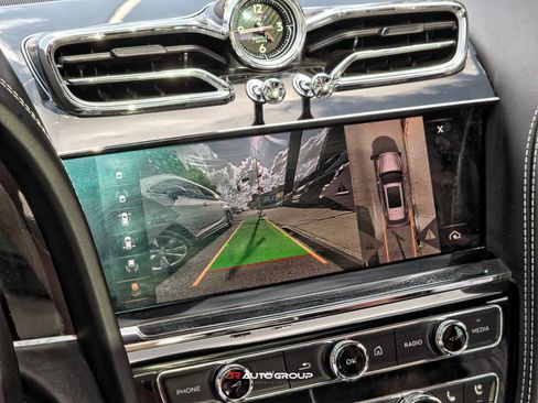 Used 2021 Bentley Bentayga AWD/4WD image 32