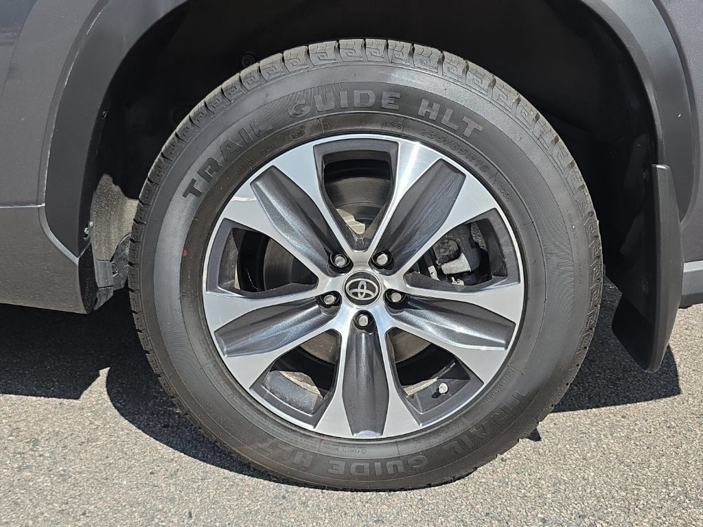 Used 2023 Toyota Highlander XLE AWD/4WD image 23