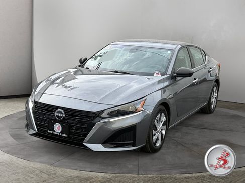 Used 2024 Nissan Altima 2.5 S FWD image 3