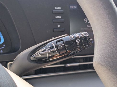 New 2025 Hyundai Elantra SE FWD image 23
