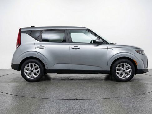 Used 2025 Kia Soul LX w/ LX Technology Package image 11