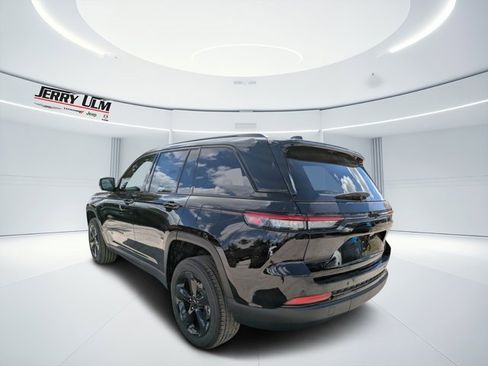 New 2025 Jeep Grand Cherokee Altitude image 5