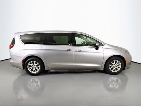 Used 2017 Chrysler Pacifica Touring image 9