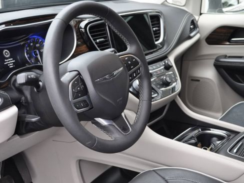 Used 2022 Chrysler Pacifica Limited image 8