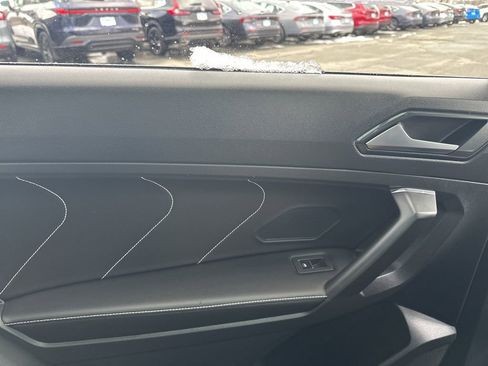 Used 2022 Volkswagen Tiguan SE image 14