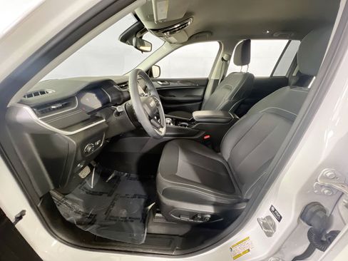 Used 2023 Jeep Grand Cherokee Laredo AWD/4WD image 19