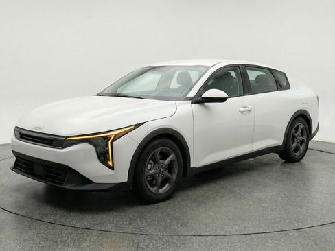 Used 2025 Kia K4 LXS image 3