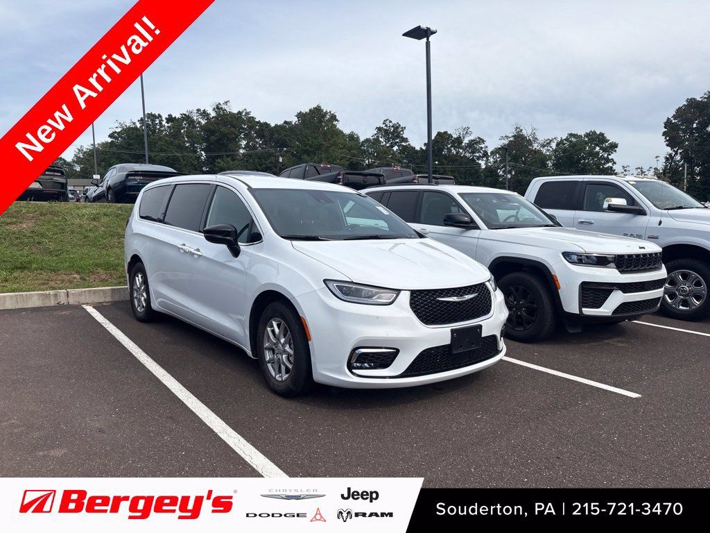 Used 2026 Chrysler Pacifica Select FWD image 1