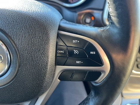 Used 2018 Jeep Grand Cherokee Limited image 16