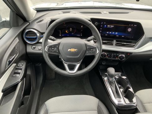 Used 2025 Chevrolet Trax LT w/ LT Convenience Package image 24