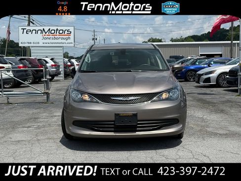 Used 2017 Chrysler Pacifica Touring FWD image 2