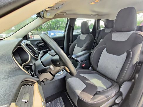 Used 2014 Jeep Cherokee Sport image 7