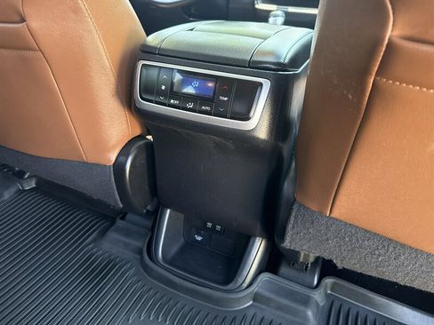 Used 2017 Toyota Highlander Limited AWD/4WD image 30