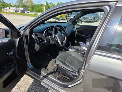 Used 2011 Chrysler 200 Touring FWD image 11