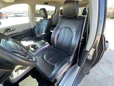 Certified 2023 Chrysler Pacifica Touring-L FWD image 10