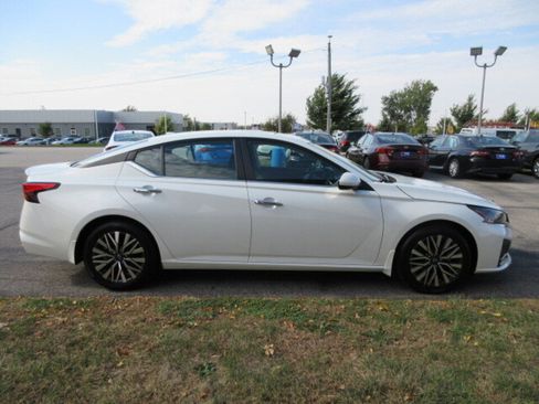 Used 2024 Nissan Altima 2.5 SV w/ SV Premium Package image 6