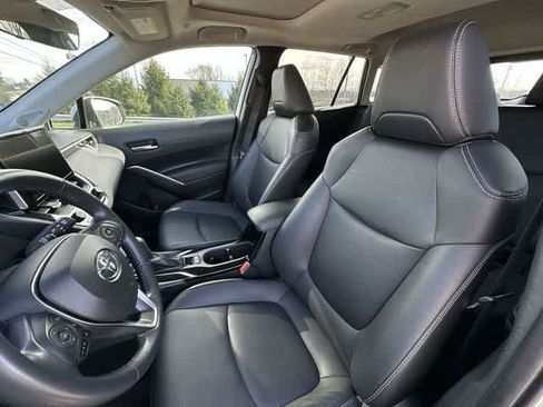 Used 2023 Toyota Corolla Cross XLE w/ Convenience Package image 16